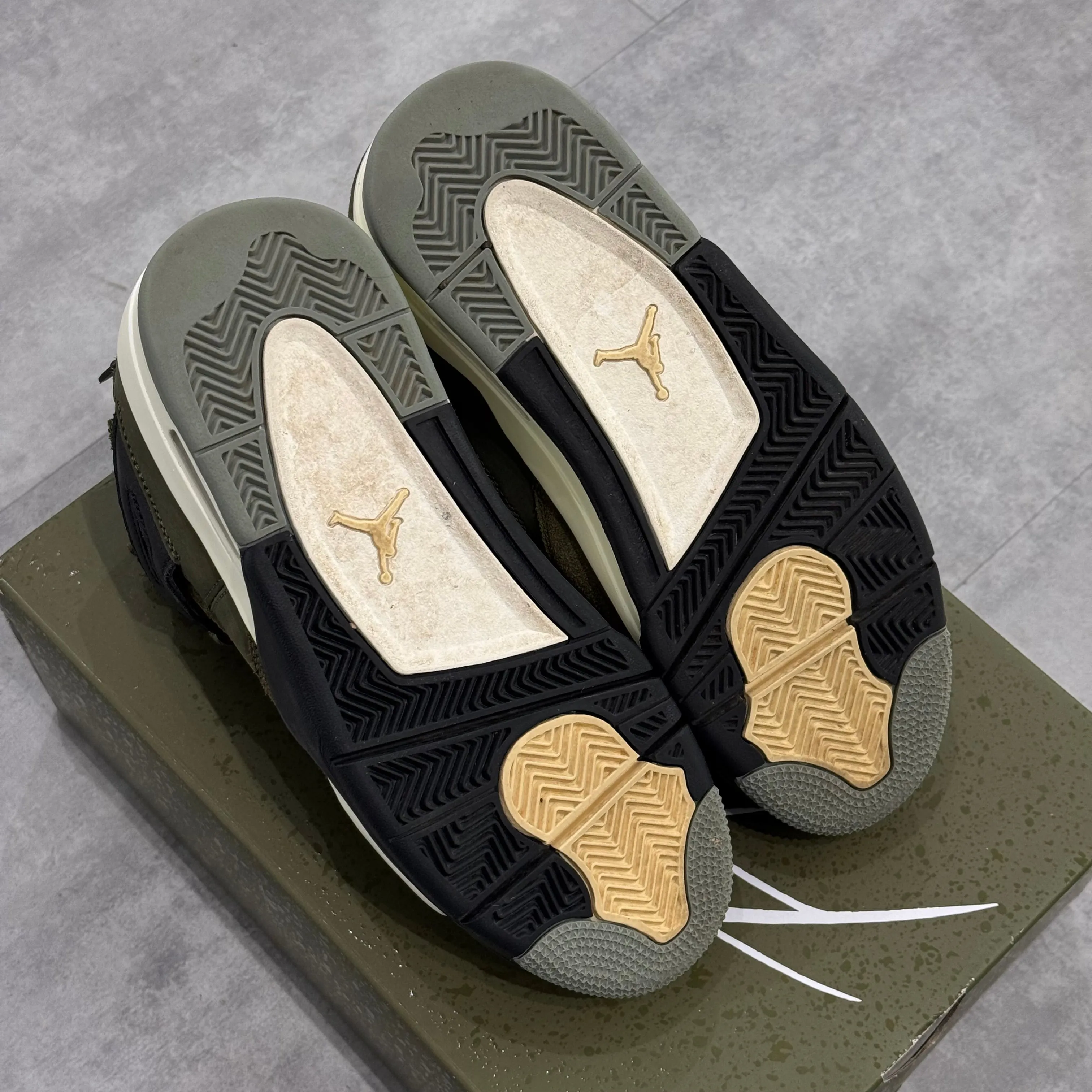 Air Jordan 4 Retro SE Craft Medium Olive (40) - Usado