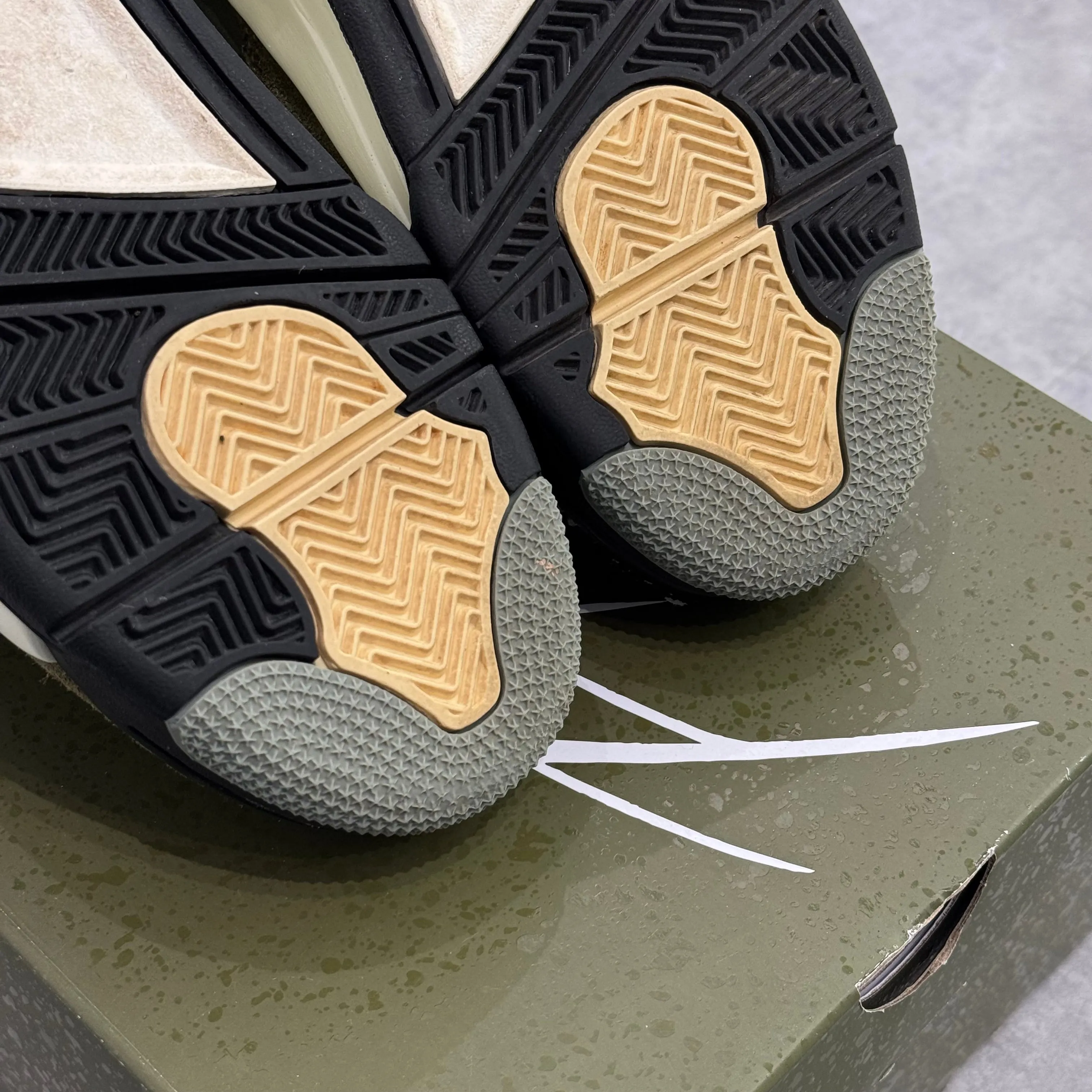 Air Jordan 4 Retro SE Craft Medium Olive (40) - Usado