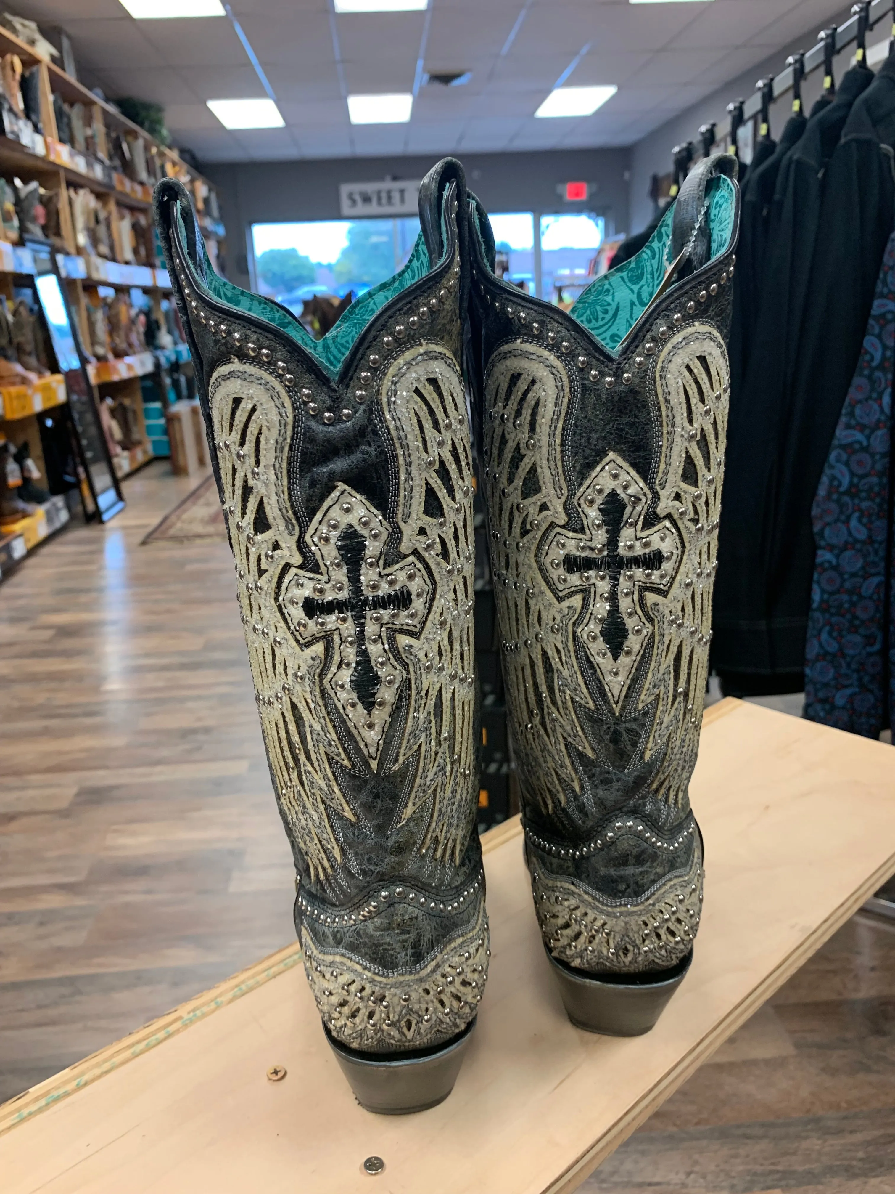 CORRAL WOMEN'S CROSS & WINGS OVERLAY WESTERN BOOTS - SNIP TOE