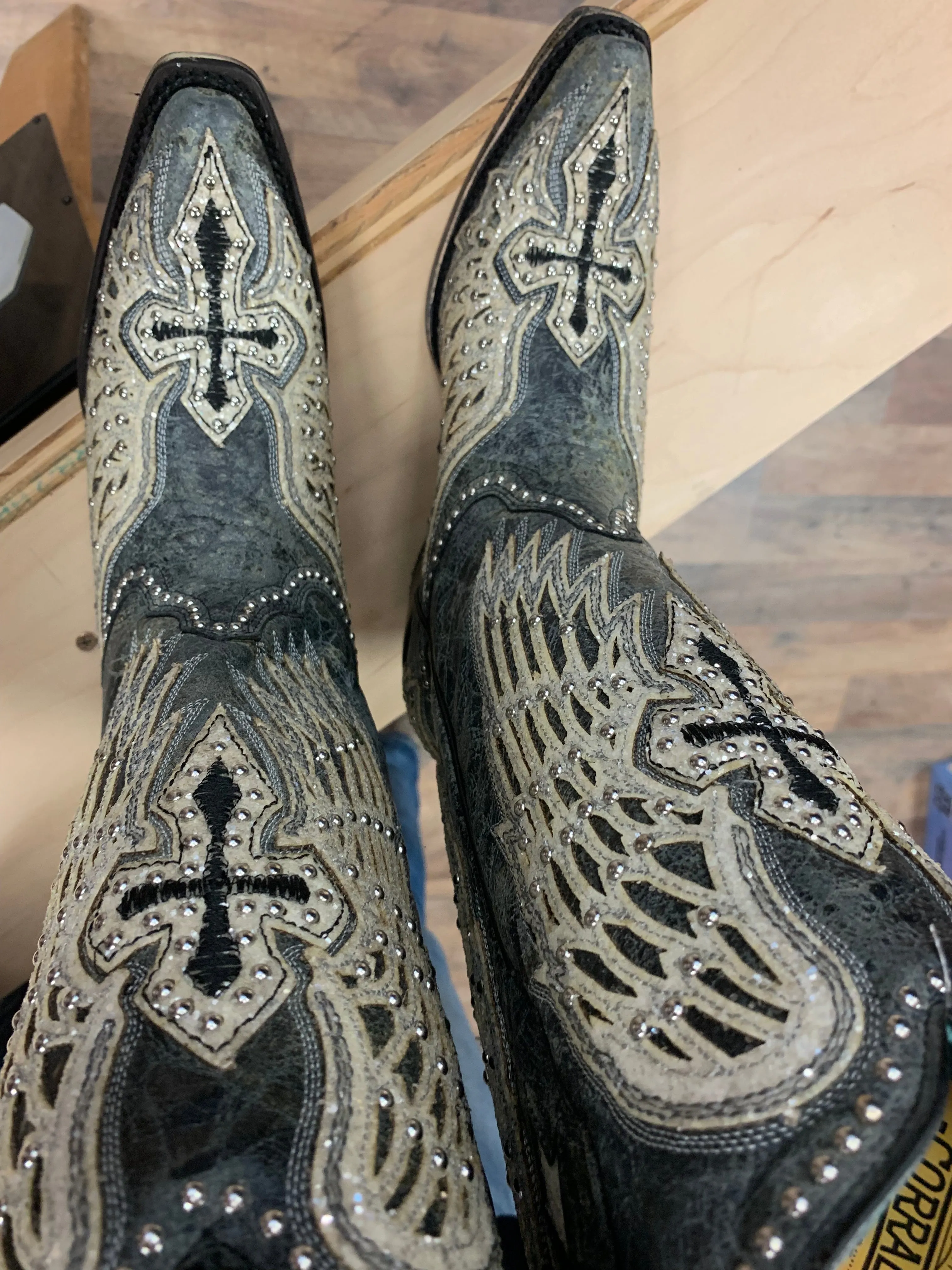 CORRAL WOMEN'S CROSS & WINGS OVERLAY WESTERN BOOTS - SNIP TOE