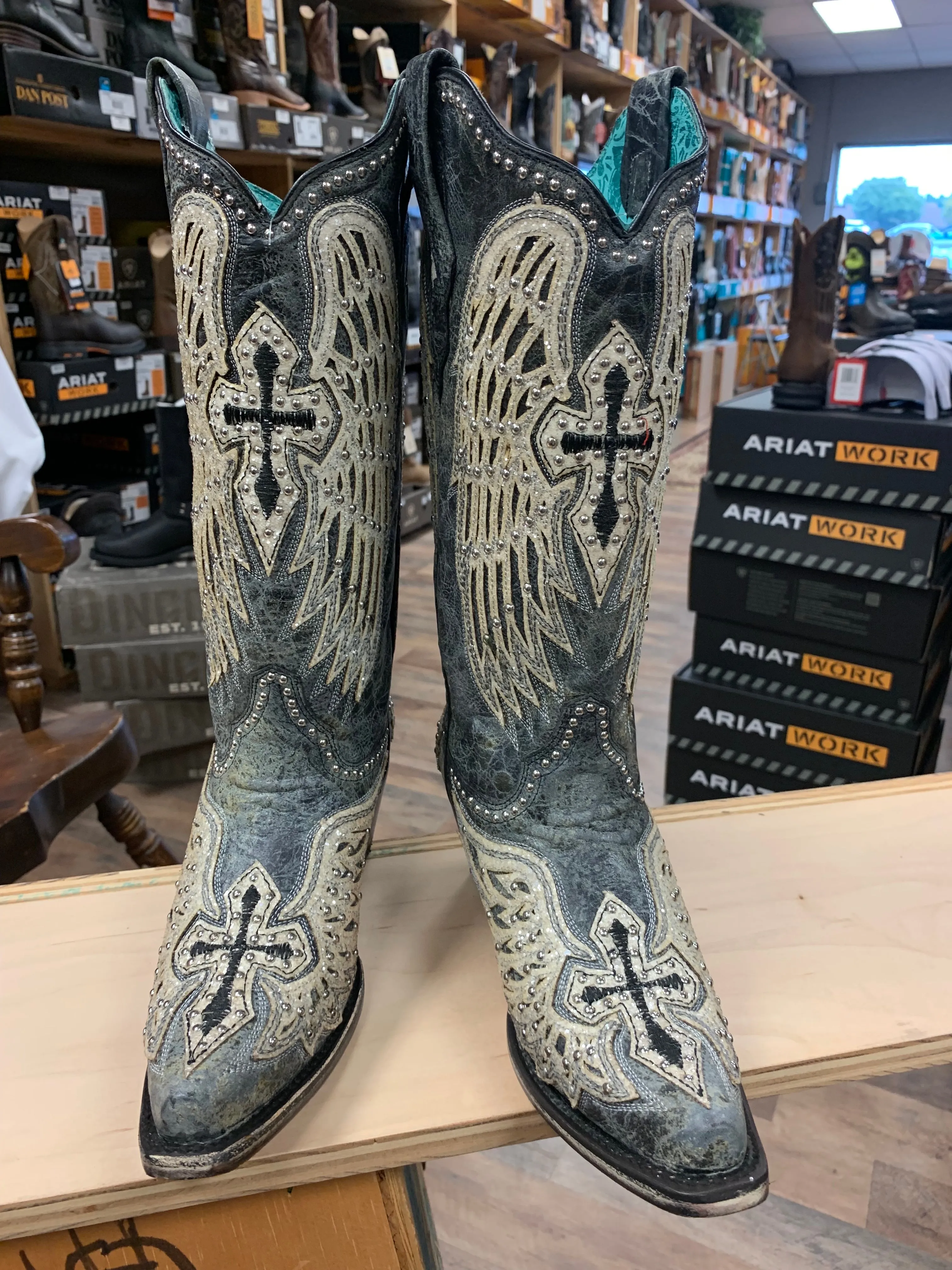 CORRAL WOMEN'S CROSS & WINGS OVERLAY WESTERN BOOTS - SNIP TOE