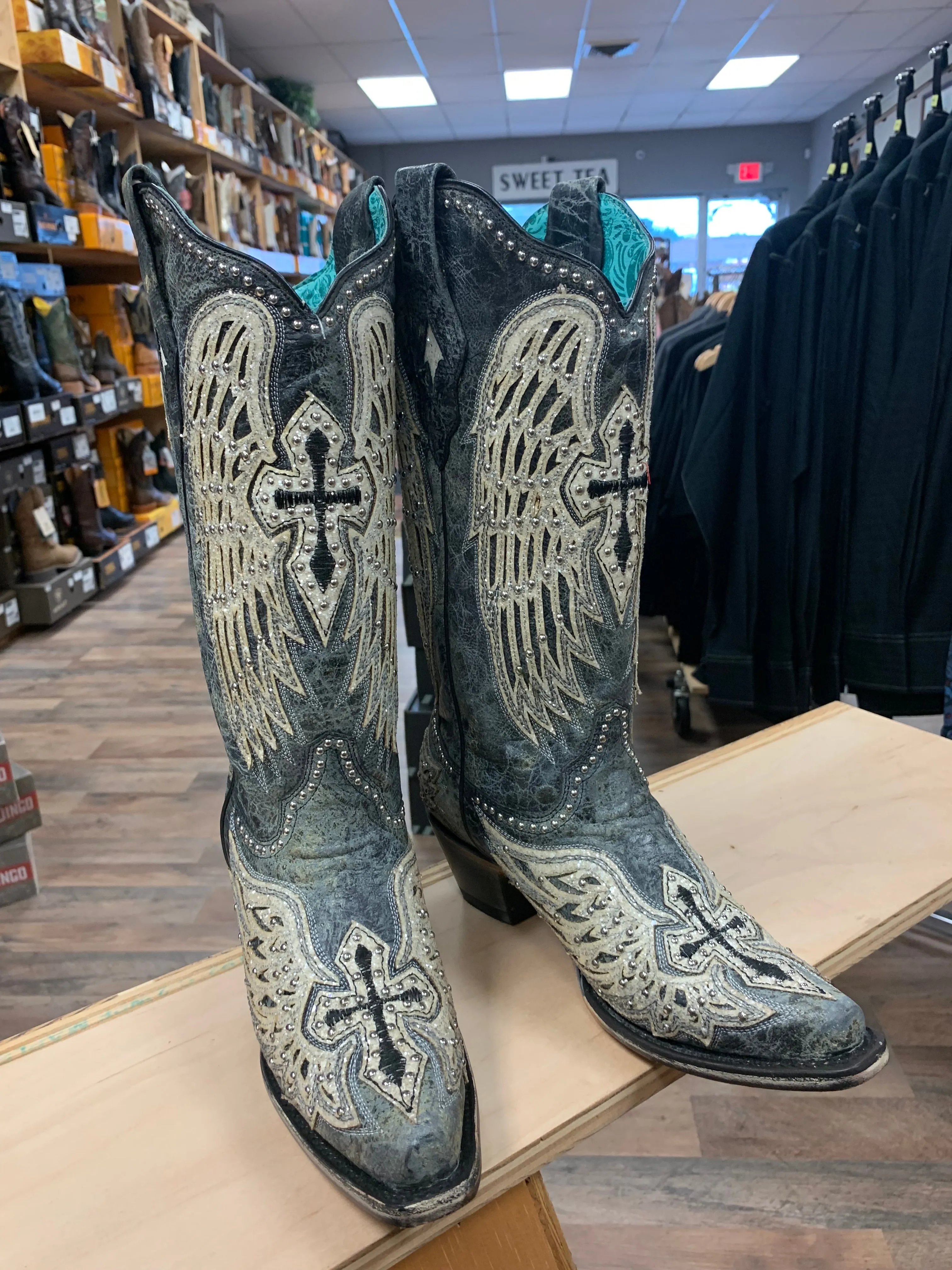 CORRAL WOMEN'S CROSS & WINGS OVERLAY WESTERN BOOTS - SNIP TOE