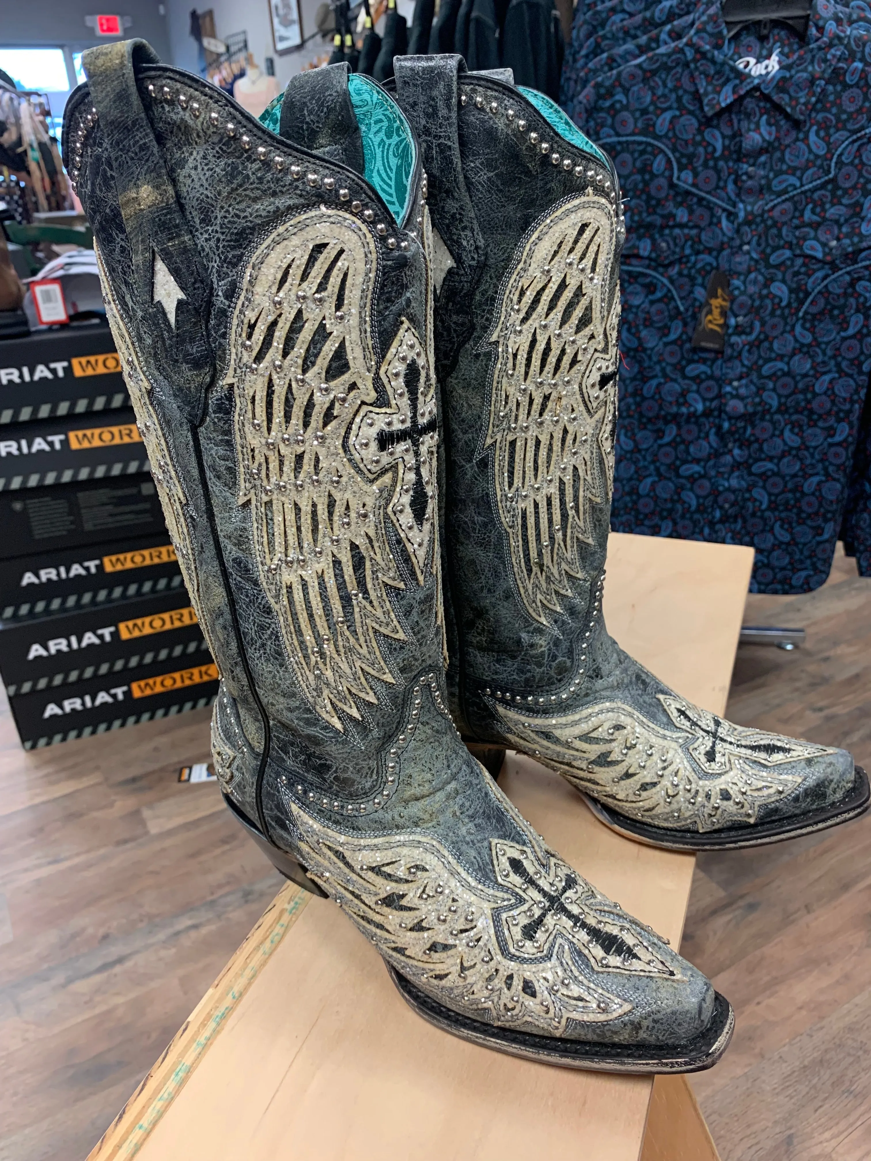 CORRAL WOMEN'S CROSS & WINGS OVERLAY WESTERN BOOTS - SNIP TOE