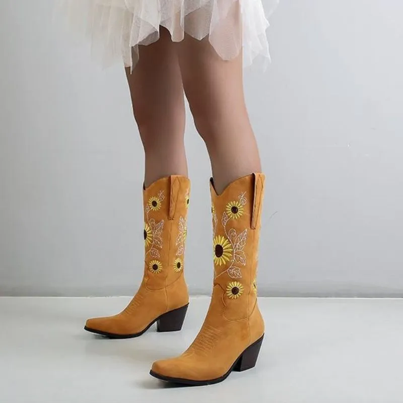 Customized Daisy Embroidered Western Boots
