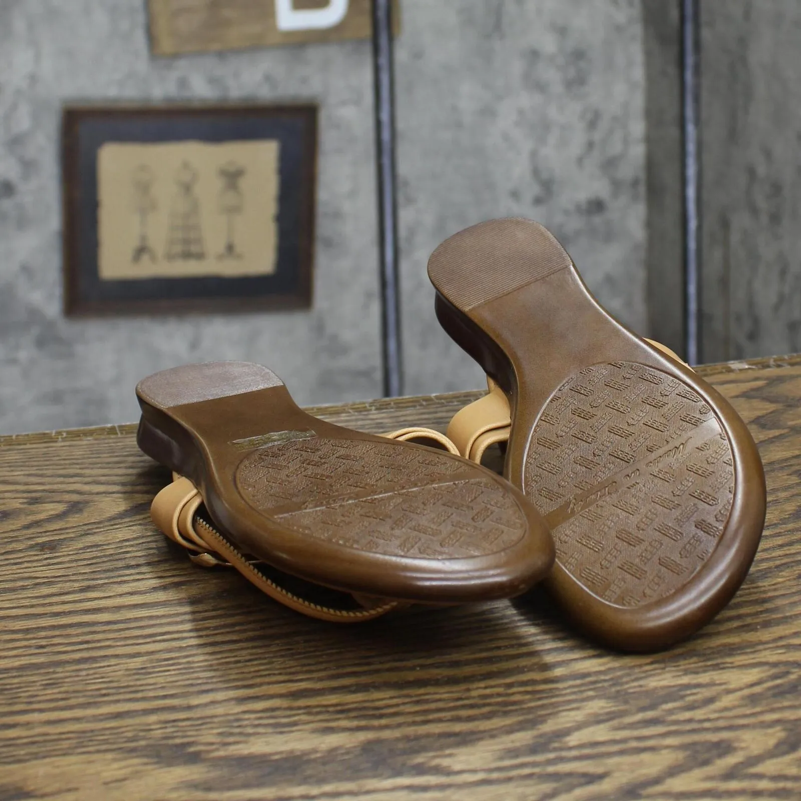 Italian Shoemakers Womens Buckle Strap Thong Sandals 167630c832aab3 Brown 7M