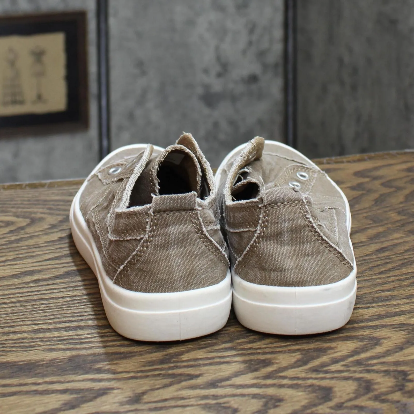 Madden Girl Retro Laceless Lillyy Sneaker Shoes Dark Oatmeal Fabric Brown 6.5M