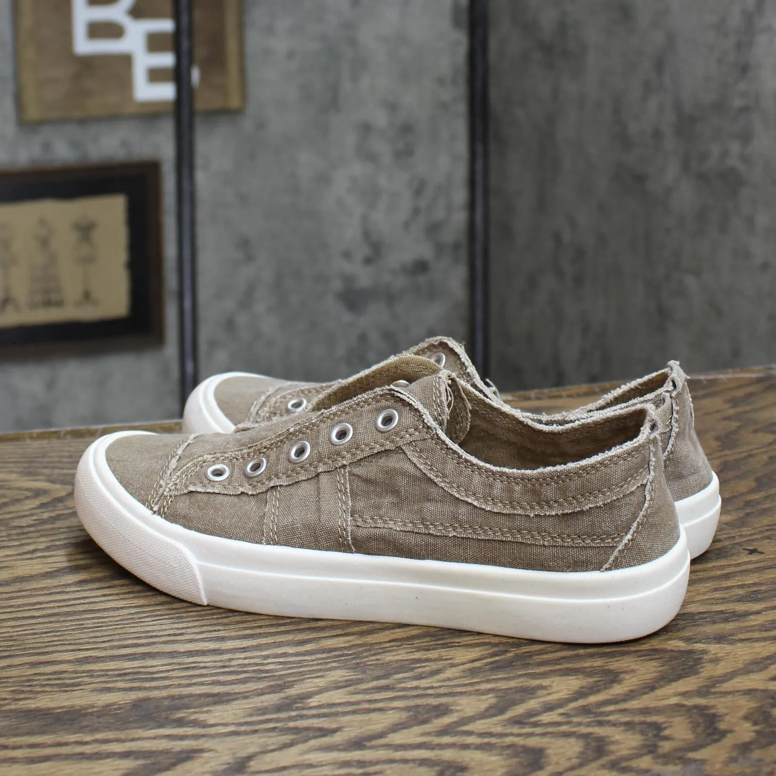 Madden Girl Retro Laceless Lillyy Sneaker Shoes Dark Oatmeal Fabric Brown 6.5M