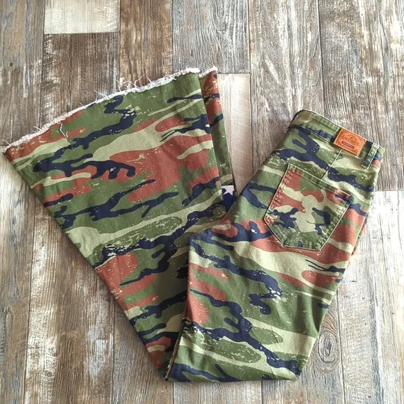 RANCH DRESS'N Fallon Taylor &quot;Land of the Free&quot; camo &amp; flag super flare jeans 14