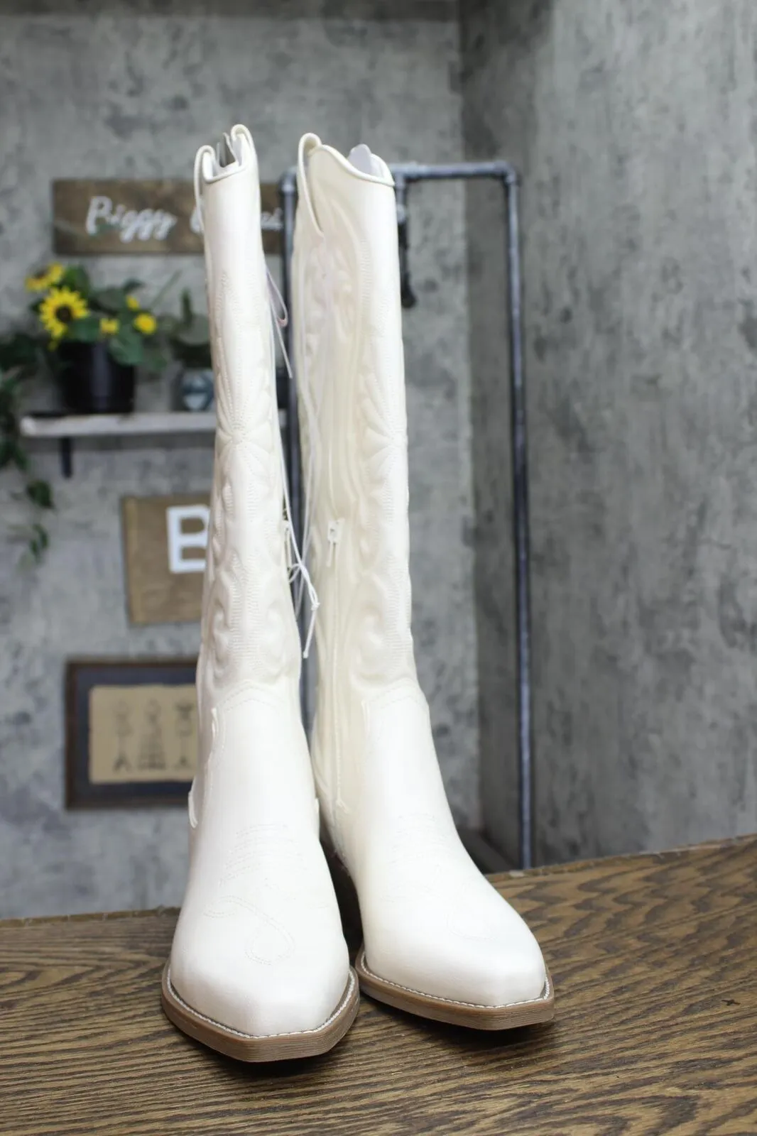 Wild Fable Womens Kenzi Western Boots with Memory Foam Insole Ivory Off White 8M