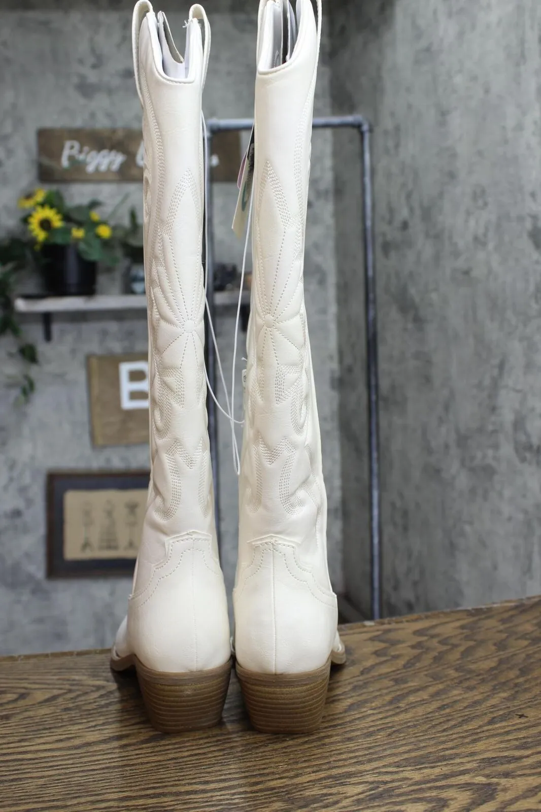 Wild Fable Womens Kenzi Western Boots with Memory Foam Insole Ivory Off White 8M