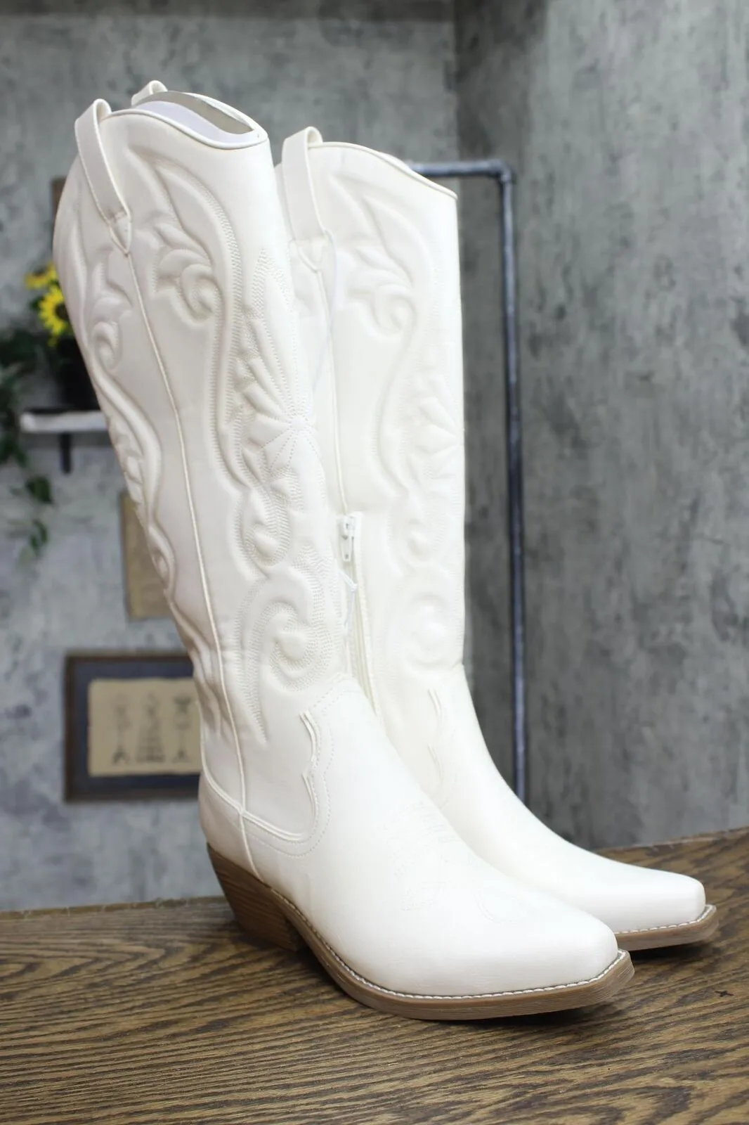 Wild Fable Womens Kenzi Western Boots with Memory Foam Insole Ivory Off White 8M